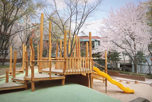 Round Moon Children's Park
